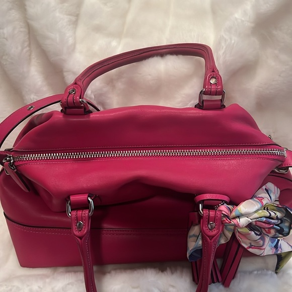 ❌⭕️ COACH PURSE 👛HOT PINK 🩷ALL THE GOODIES TO MATCH. EXCELLENT CONDITION 🩷 - Picture 4 of 10